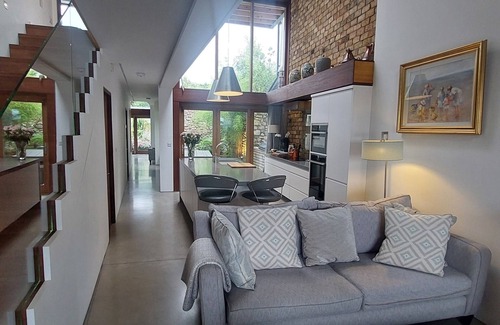 Sutton Apartment | Sophisticated Seafront 3BD Suntrap Landscaped Yard