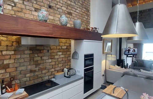 Sutton Apartment | Sophisticated Seafront 3BD Suntrap Landscaped Yard