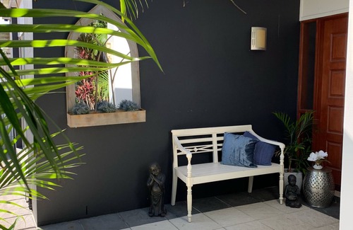 Carindale House | Sophisticated Stylish home in the heart of Carindale with all ammenities.