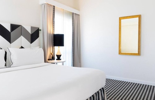 Norma Triangle Hotel | Sophisticated Suites in LA! Two-units with Balcony! Rooftop Pool, Pet-friendly!