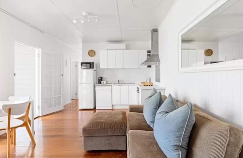 Sorrento Cottage | Sorrento Beach Cottages #2 - 1 NIGHT FREE!* - Gorgeous beach cottages with a 2 min walk to Sorrento shops.