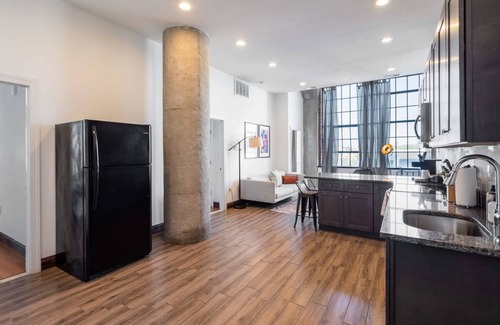 West Poplar Apartment | Sosuite 3BR Apt w Balcony, W/d, Gym, On-site Bar