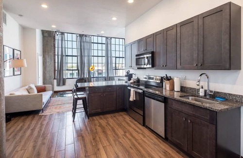 West Poplar Apartment | Sosuite 3BR Apt w Balcony, W/d, Gym, On-site Bar