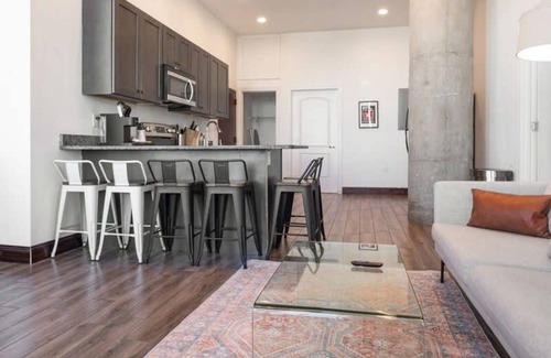 West Poplar Apartment | Sosuite 3BR Apt w Balcony, W/d, Gym, On-site Bar