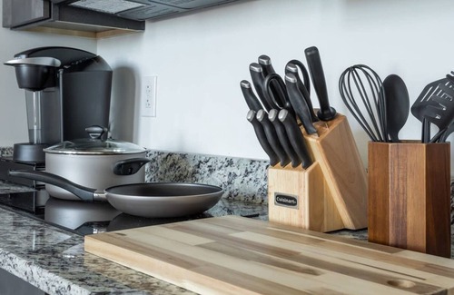 West Poplar Apartment | Sosuite 3BR Apt w Balcony, W/d, Gym, On-site Bar