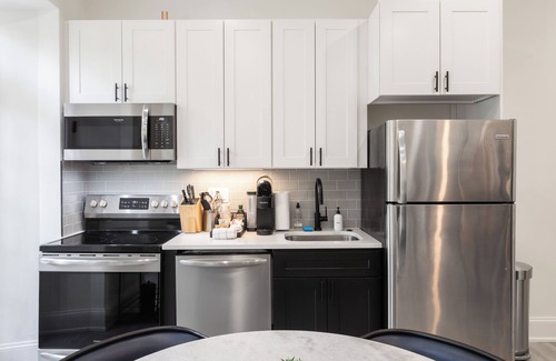 Rittenhouse Row Apartment | Sosuite | Juliet Balcony 1BR Apt w Laundry, Desk