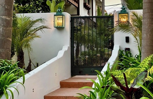 East Beach Apartment | Soul & Sea #1 ~ Charming Boutique East Beach Guesthouse