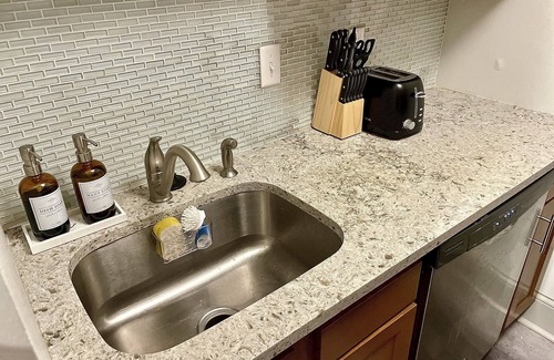 DeBaliviere Place Apartment | Soulful & Central 2/2 w Pool- Bordering Forest Prk