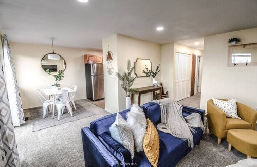Bremerton House | Sound View Stay-2 BR Duplex Unit w/Water Views