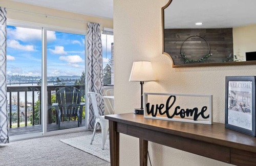 Bremerton House | Sound View Stay-2 BR Duplex Unit w/Water Views