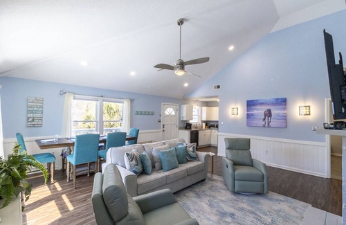 Colington Harbour House | Soundside home in KDH w/hot tub & lots of community amenities including a pool!