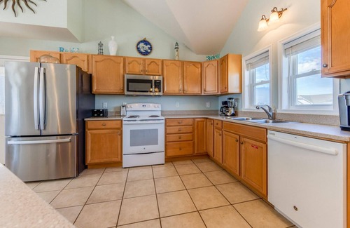 Wind Over Waves House | Soundview Dog Friendly w/Pool, Hot Tub, Cargo Lift, Boat and Windsports Access