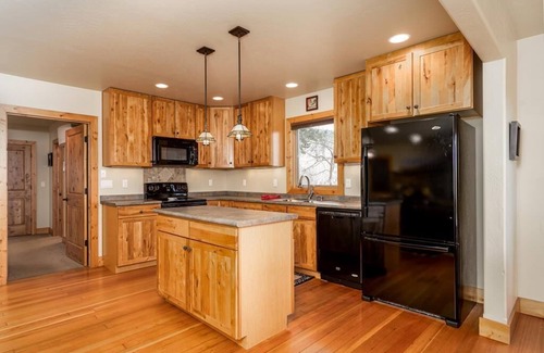 Bozeman Cottage | Sourdough Ranch Black Bear Cottage -Cozy Cottage Just 10 Minutes From Bozeman