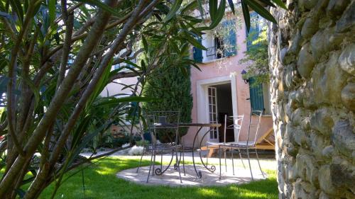 Buisson Apartment | Sous le figuier.
