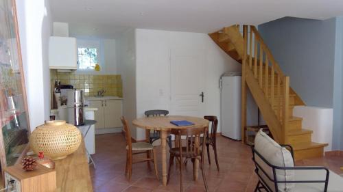 Buisson Apartment | Sous le figuier.