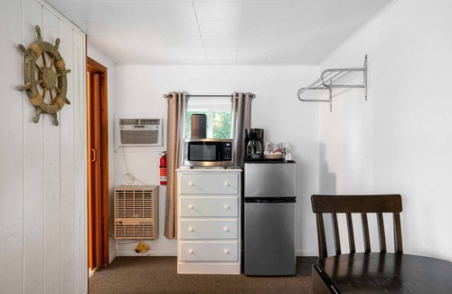 East Jordan Hotel | South Arm Retreats Standard Room 1