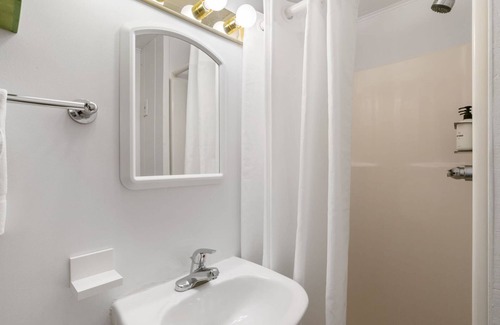 East Jordan Hotel | South Arm Retreats Standard Room 1