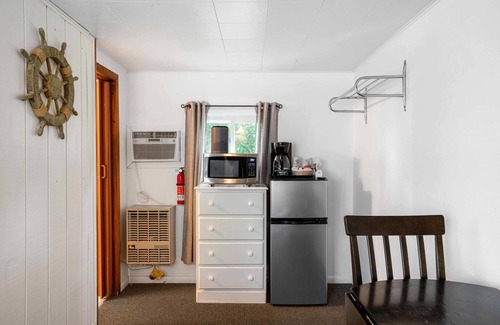 East Jordan Hotel | South Arm Retreats Standard Room 5