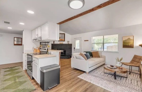 Scenic Brook West House | South Austin Retreat w/Loft - Monthly Stays