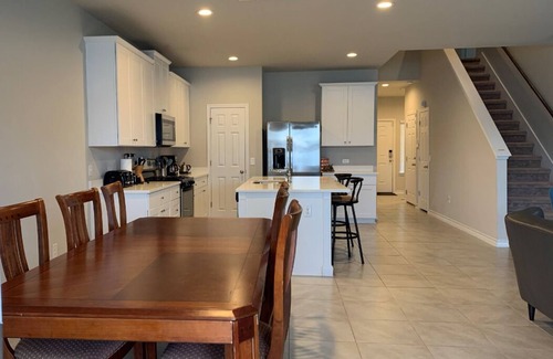 Austin House | South Austin Special- 10% Monthly Discount House w/5 Bedrooms/5 Queen Beds.
