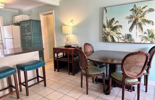 Vero Beach House | SOUTH BEACH & PARK at your Doorstep DOLPHIN COTTAGE Comfy Fun Vero Beach