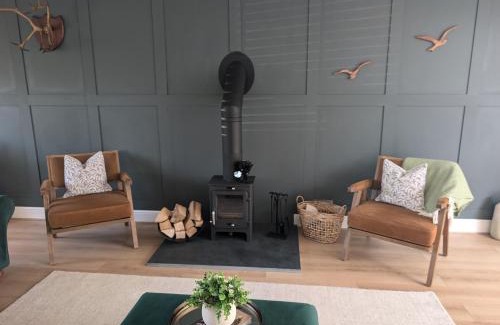 New Forest District House | South Coast New Forest Holiday Home-4 Bed-Sleeps 8-Spacious-Parking-EV Dock-Large Garden-Playground-Great for Families-Groups-Professionals