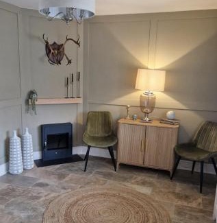 New Forest District House | South Coast New Forest Holiday Home-4 Bed-Sleeps 8-Spacious-Parking-EV Dock-Large Garden-Playground-Great for Families-Groups-Professionals