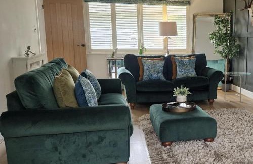 New Forest District House | South Coast New Forest Holiday Home-4 Bed-Sleeps 8-Spacious-Parking-EV Dock-Large Garden-Playground-Great for Families-Groups-Professionals