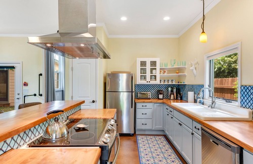 West Congress House | South Congress Guesthouse with Tank Pool!