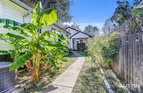 Bouldin House | South Congress Living w Gorgeous Porch and Backyard