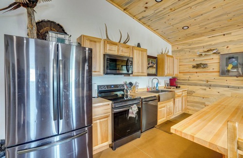 Fedora Cabin | South Dakota Nature Getaway w/Hot Tub
