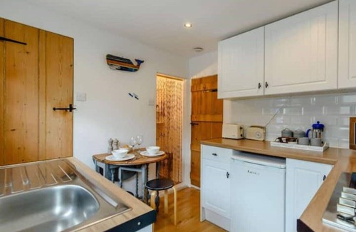 Eastbourne Seafront Cottage | South Downs - Seaside Cottage with DBL + Sofa Bed