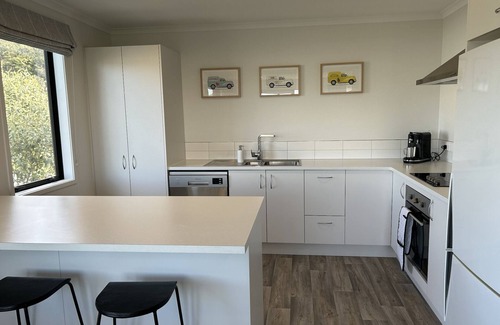Waitarere Beach House | South End Sanctuary, 250m from forest & beach entrance. Pet Friendly!nn