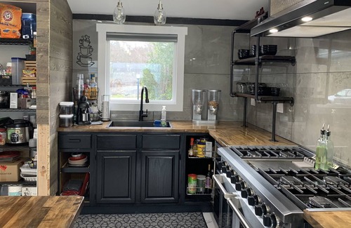 Clinton House | South end water/ferry view, entire home w/hot tub and Massage chair