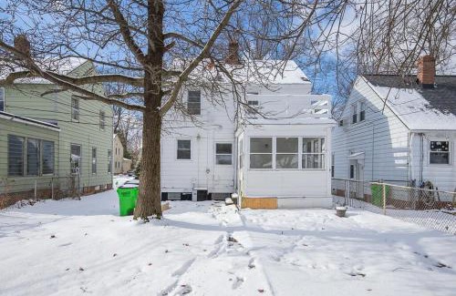 South Euclid House | South Euclid 3BR Cozy Winter Escape