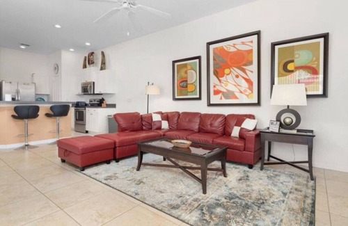 Tuscan Hills House | South Facing 6 bedroom private pool home