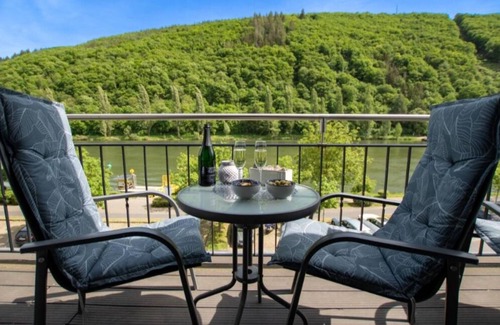 Klotten Apartment | South-facing balcony on the banks of the Moselle