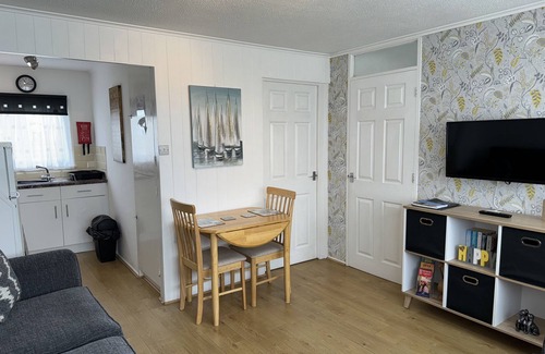 Great Yarmouth Ski Chalet | South facing family chalet 5 min stroll to the beach and near Norfolk Broads