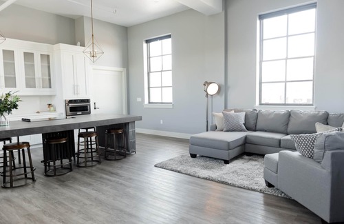 Logan Apartment | South Flat Luxury Suite - Full Kitchen, Adjustable King Bed, Full Bed in Loft