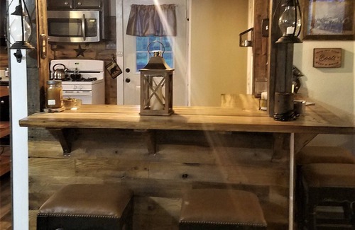 University House | SOUTH FORK INN, RANCH HOME,SLEEPS 15, DOWN THE ROAD FROM SILOS, HUGE YARD!