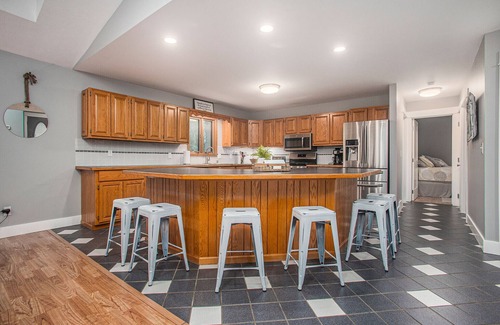 Bradley House | South GunLake Hideaway 1miBayPointe~Pool/Gym/Sleep12-