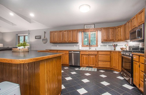 Bradley House | South GunLake Hideaway 1miBayPointe~Pool/Gym/Sleep12-