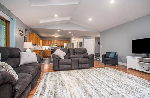 Bradley House | South GunLake Hideaway 1miBayPointe~Pool/Gym/Sleep12-