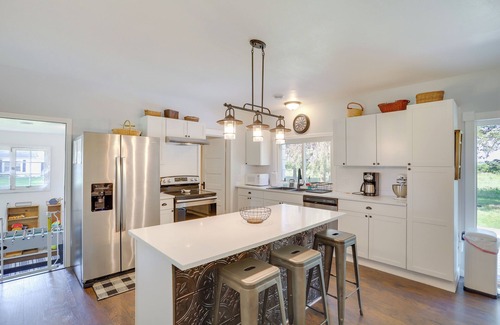 South Haven House | South Haven Farmhouse w/Fire Pit, 4 Mi to Beach!