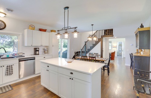 South Haven House | South Haven Farmhouse w/Fire Pit, 4 Mi to Beach!