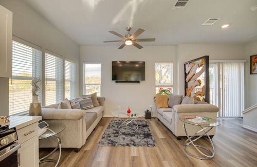South Houston House | South Houston Townhome w/Patio & Gas Grill!