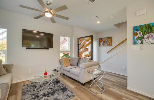 South Houston House | South Houston Townhome with Patio and Gas Grill!