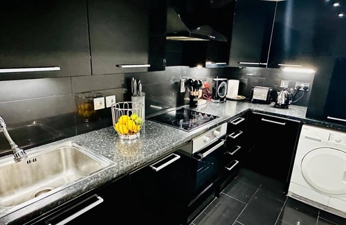 Queen's Gate Apartment | South Kensington, pretty patio flat.5 mins tube, super fast wifi. SKY tv.