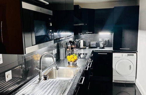 Queen's Gate Apartment | South Kensington, pretty patio flat.5 mins tube, super fast wifi. SKY tv.