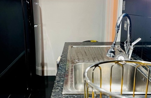 Queen's Gate Apartment | South Kensington, pretty patio flat.5 mins tube, super fast wifi. SKY tv.